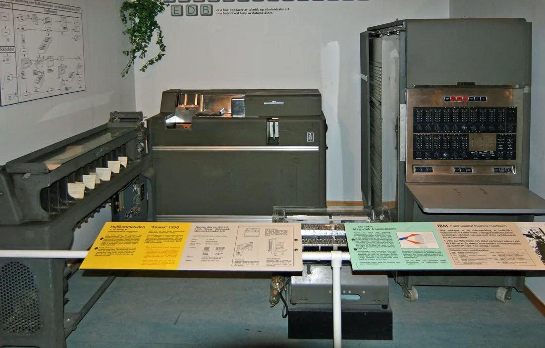 Console unit (right, an exterior side panel is open), 533 card read punch unit (middle, input-output)