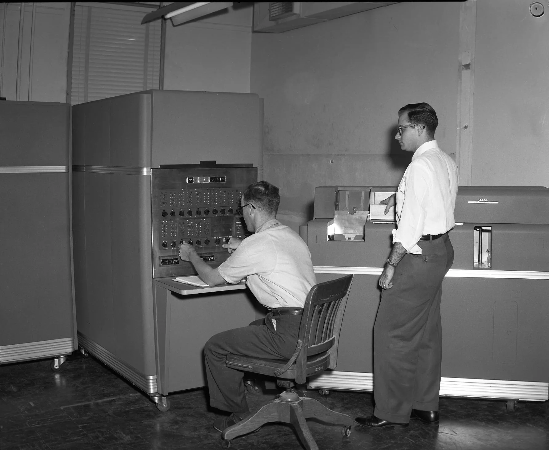 IBM 533 card read punch unit is on the right